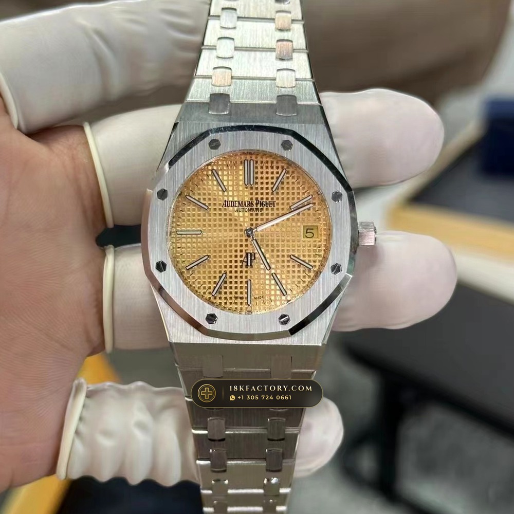 Audemars Piguet Royal Oak Jumbo Extra-Thin 39mm Salmon Dial 18K White Gold Ref. 15202BC.OO.1240BC.01 — XRF Certified Edition