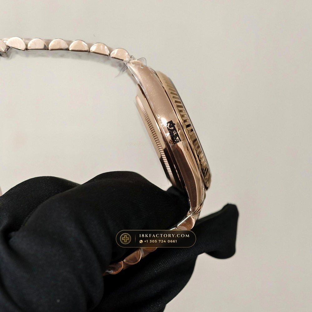 Rolex Day-Date 40 Iridescent Natural Mother-of-Pearl Dial 18K Everose Gold Geneva Atelier Spec Ref. 228235 — XRF Certified Edition — Studio Gallery Plate VIII in 18K Rose Gold Au750 (210.8g Verified Mass, Rolex Manufacture Cal. 3255 - 70h Power Reserve)