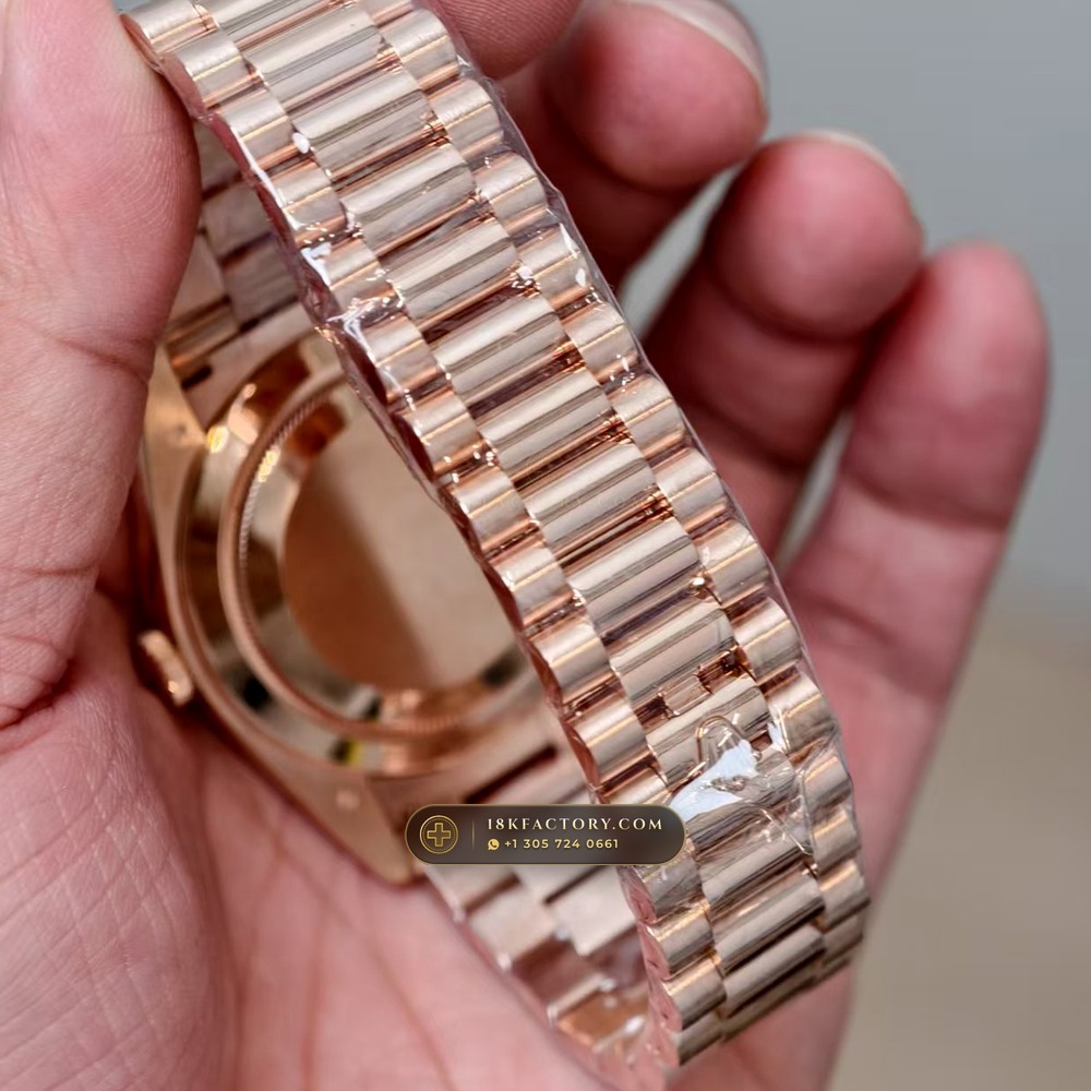 Rolex Day-Date 40 Olive Green Sunray Dial 18K Everose Gold Ref. 228235 — XRF Certified Edition — Studio Gallery Plate VIII in 18K Rose Gold Au750 (210.4g Verified Mass, Rolex Manufacture Cal. 3255 - 70h Power Reserve)